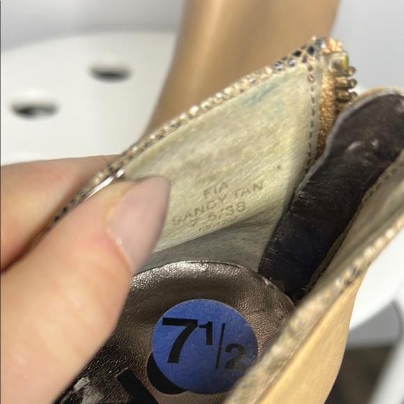 DKNYC Elegant Beige Leather Ankle Boots - Picture 2 of 7